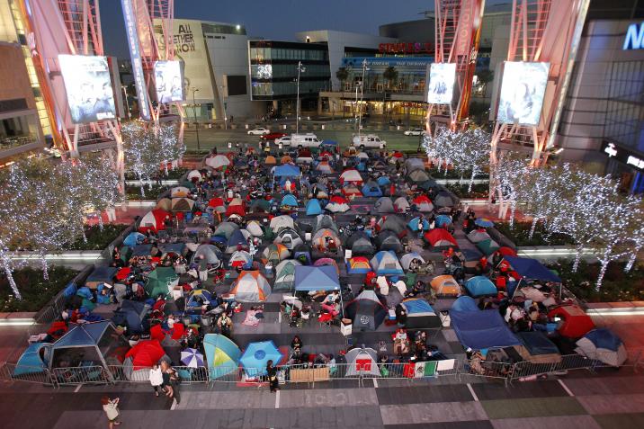 twilight fans are crazy to wait in the rain twilight fans, waiting line psychology